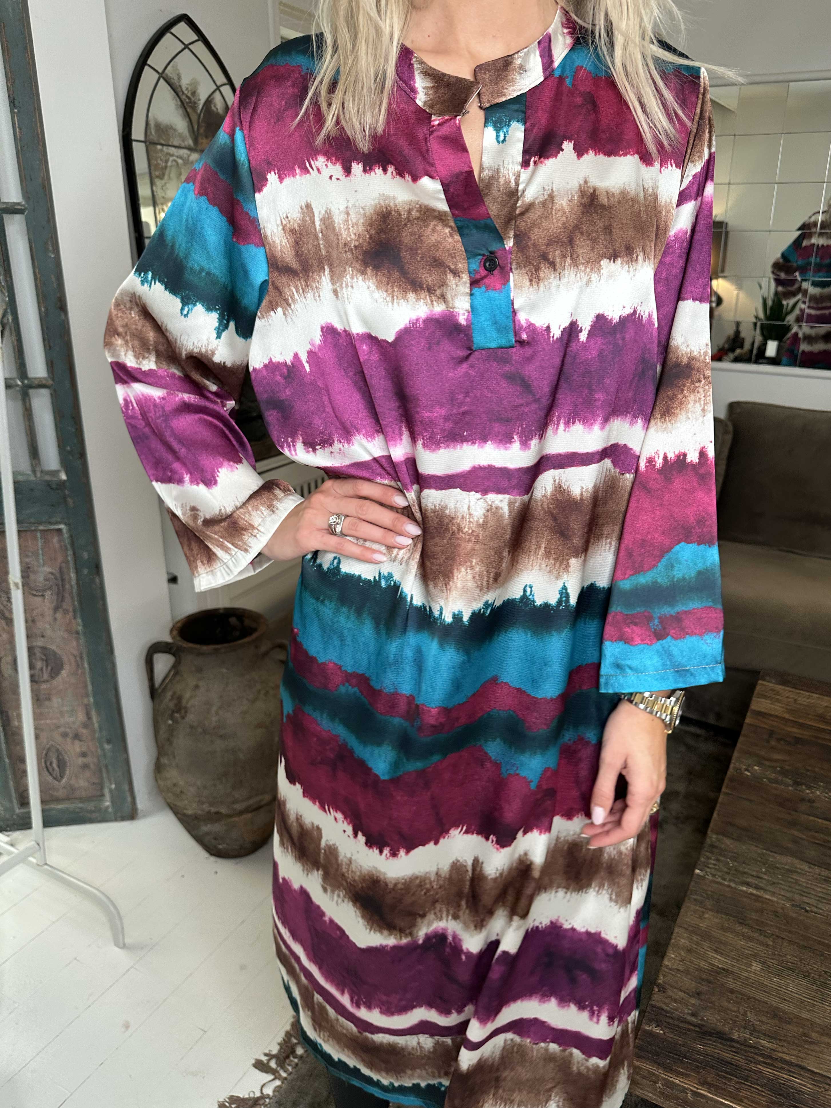 Merina - Lang kjole i batik mønster